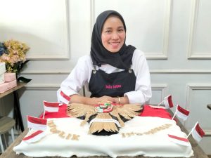 Owner Bake House Palembang, Pipit Permatasari bersama kue burung garudanya, Minggu (13/8/2023). Foto : Sumselheadline/Pitria.