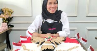 Owner Bake House Palembang, Pipit Permatasari bersama kue burung garudanya, Minggu (13/8/2023). Foto : Sumselheadline/Pitria.