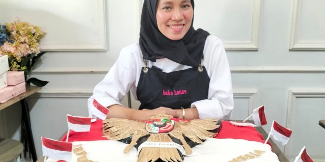 Owner Bake House Palembang, Pipit Permatasari bersama kue burung garudanya, Minggu (13/8/2023). Foto : Sumselheadline/Pitria.