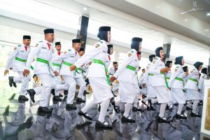 Para Paskibra Muba atraksi saat dikukuhkan Pendopoan Griya Bumi Serasan Sekate, Sekayu, Senin (14/8/2023). Foto : Dinkominfo Muba.
