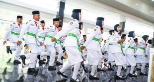Para Paskibra Muba atraksi saat dikukuhkan Pendopoan Griya Bumi Serasan Sekate, Sekayu, Senin (14/8/2023). Foto : Dinkominfo Muba.
