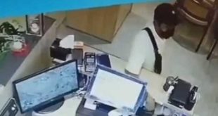 Pencuri Hp di pusat perbelanjaan di Palembang yang terekam CCTV. Foto : screenshot medsos.