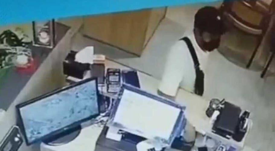 Pencuri Hp di pusat perbelanjaan di Palembang yang terekam CCTV. Foto : screenshot medsos.