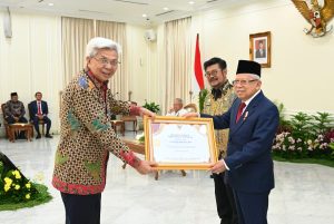 Wapres Ma'ruf Amin menyerahkan piagam penghargaan Adhikarya Naraya Pembangunan Pertanian kepada Gubernur Sumsel Hermen Deru diwakili Wagub Mawardi Yahya, Senin (14/8/2023). Foto : Humas Pemprov Sumsel. 