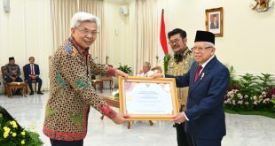 Wapres Ma'ruf Amin menyerahkan piagam penghargaan Adhikarya Naraya Pembangunan Pertanian kepada Gubernur Sumsel Hermen Deru diwakili Wagub Mawardi Yahya, Senin (14/8/2023). Foto : Humas Pemprov Sumsel. 