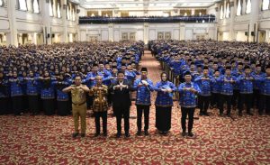 Gubernur Sumsel, Herman Deru bersama ribuan guru PPPK di The Sultan Convention, Palembang, Senin (28/8/2023). Foto : Humas Pemprov Sumsel.