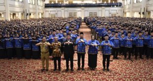 Gubernur Sumsel, Herman Deru bersama ribuan guru PPPK di The Sultan Convention, Palembang, Senin (28/8/2023). Foto : Humas Pemprov Sumsel.