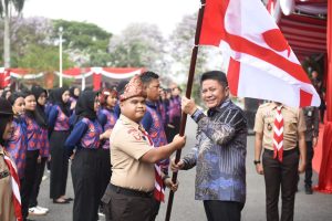 Gubernur Sumsel, H Herman Deru melepas ratusan peserta Raimuna XII Tahun 2023 Gerakan Pramuka Kontingen Sumsel ke Bumi Perkemahan Cibubur Jakarta Timur, Sabtu (12/8/2023). Foto : Humas Pemprov Sumsel.