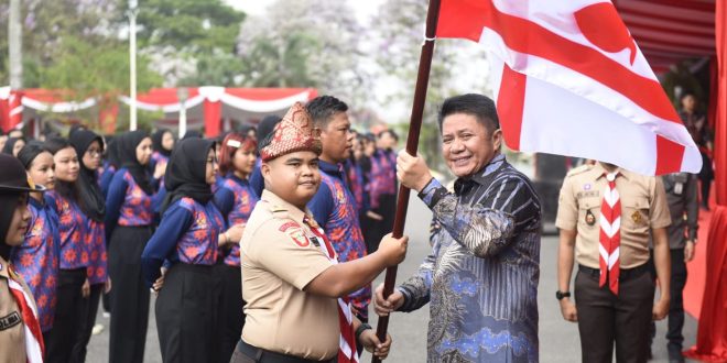Gubernur Sumsel, H Herman Deru melepas ratusan peserta Raimuna XII Tahun 2023 Gerakan Pramuka Kontingen Sumsel ke Bumi Perkemahan Cibubur Jakarta Timur, Sabtu (12/8/2023). Foto : Humas Pemprov Sumsel.