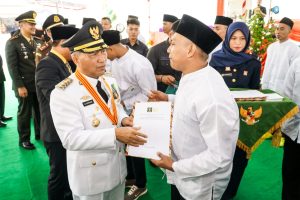 Pj Bupati Muba, Apriyadi menyerahkan secara simbolis sertifikat remisi pada sejumlah nara pidana pengunhuni Lapas Sekayu, Kamis (17/8/2023). Foto : Dinkominfo MUba.