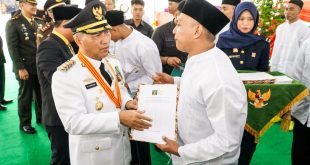 Pj Bupati Muba, Apriyadi menyerahkan secara simbolis sertifikat remisi pada sejumlah nara pidana pengunhuni Lapas Sekayu, Kamis (17/8/2023). Foto : Dinkominfo MUba.
