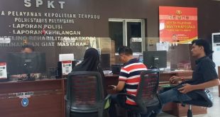 Dedy melapor ke polisi karena uangnya dibawa kabur oknum sales kendaraan. Foto : Sumselheadline/Ela.
