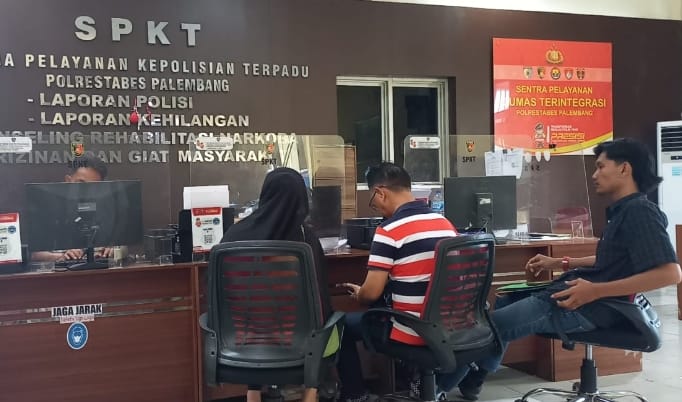 Dedy melapor ke polisi karena uangnya dibawa kabur oknum sales kendaraan. Foto : Sumselheadline/Ela.