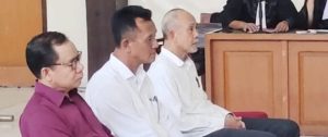 Ketiga terdakwa dalam kasus program serasi di Banyuasin menjalani sidang putusan di PN Tipikor Palembang, Selasa (22/8/2023). Foto : Sumselheadline/Ela.