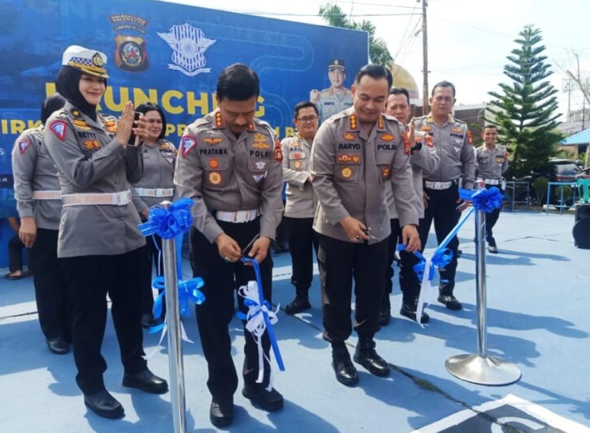 Direktur Lantas Polda Sumsel, Kombes Pol M Pratama dan Kapolrestabes Palembang, Kombes Pol Harryo Sugih hartono launching Sirkuit Ujian Pembuatan SIM di halaman POlrestabes Palembang, JUmat (11/8/2023). Foto : Sumselheadline/Ela.