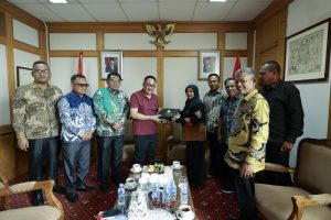 Pemerintah Kabupaten Musi Banyuasin melalui Dinas Perpustakaan dan Kearsipan (Dispusip) berkolaborasi dengan Dinas Komunikasi dan Informatika Kabupaten Musi Banyuasin, serta Camat Bayunglencir mendapat apresiaso dari Arsip Nasional Republik Indonesia, atas penerapan Aplikasi Srikandi hingga desa, Jumat (11/8/2023). Foto : Dinkominfo Muba.