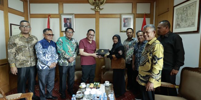 Pemerintah Kabupaten Musi Banyuasin melalui Dinas Perpustakaan dan Kearsipan (Dispusip) berkolaborasi dengan Dinas Komunikasi dan Informatika Kabupaten Musi Banyuasin, serta Camat Bayunglencir mendapat apresiaso dari Arsip Nasional Republik Indonesia, atas penerapan Aplikasi Srikandi hingga desa, Jumat (11/8/2023). Foto : Dinkominfo Muba.