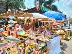 Para pedagang kapal telok abang yang berbaris di kawasan BKB dan Jalan Merdeka, Palembang, Rabu (116/8/2023). Foto : Sumselheadline/Pitria.