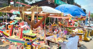 Para pedagang kapal telok abang yang berbaris di kawasan BKB dan Jalan Merdeka, Palembang, Rabu (116/8/2023). Foto : Sumselheadline/Pitria.