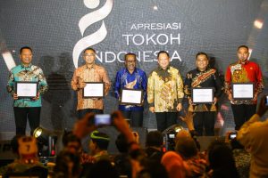 Apriyadi dianugera sebagai Penjabat Kepala Daerah Inovatif oleh grup media TEMPO. Penghargaan diberikan di Hotel The Ritz-Carlton Jakarta, diwakili Kadin Kominfo Muba, Herryandi Sinulingga (baju batik hitam). Foto : Dinkominfo Muba.