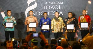 Apriyadi dianugera sebagai Penjabat Kepala Daerah Inovatif oleh grup media TEMPO. Penghargaan diberikan di Hotel The Ritz-Carlton Jakarta, diwakili Kadin Kominfo Muba, Herryandi Sinulingga (baju batik hitam). Foto : Dinkominfo Muba.