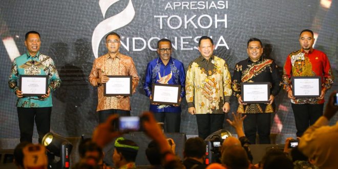 Apriyadi dianugera sebagai Penjabat Kepala Daerah Inovatif oleh grup media TEMPO. Penghargaan diberikan di Hotel The Ritz-Carlton Jakarta, diwakili Kadin Kominfo Muba, Herryandi Sinulingga (baju batik hitam). Foto : Dinkominfo Muba.