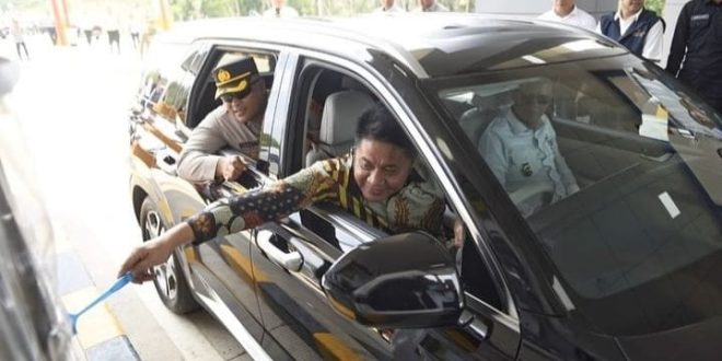 Gubernur Sumsel Herman Deri yang mencoba sendiri tol Prabumulih-Inderalaya, Rabu (30/8/2023). Foto : Humas Pemprov Sumsel.