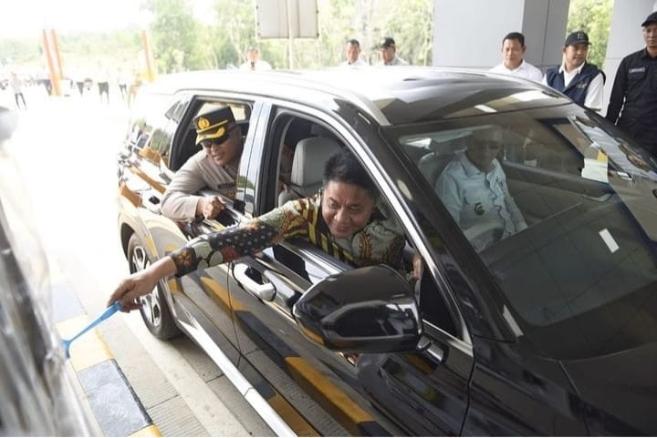 Gubernur Sumsel Herman Deri yang mencoba sendiri tol Prabumulih-Inderalaya, Rabu (30/8/2023). Foto : Humas Pemprov Sumsel.