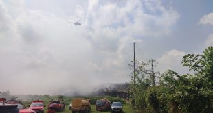 Suasana kebakaran di tumpukan sampah di TPA Sukawinatan Palembang, Selasa (15/8/2023). Foto : Sumselheadline/Pitria