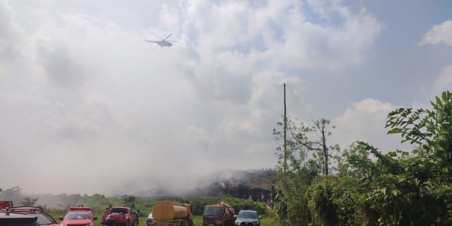 Suasana kebakaran di tumpukan sampah di TPA Sukawinatan Palembang, Selasa (15/8/2023). Foto : Sumselheadline/Pitria