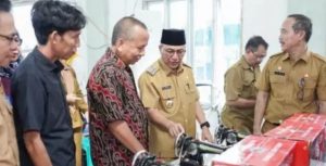 Pj Bupati Muba melihat langsung bantuan alat menjahit bagi para UMKM di Kota Sekayu, Senin (21/8/2023). Foto : Dinkominfo Muba.