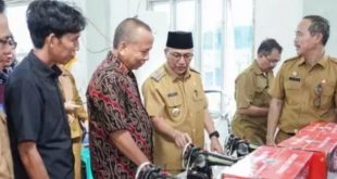 Pj Bupati Muba melihat langsung bantuan alat menjahit bagi para UMKM di Kota Sekayu, Senin (21/8/2023). Foto : Dinkominfo Muba.