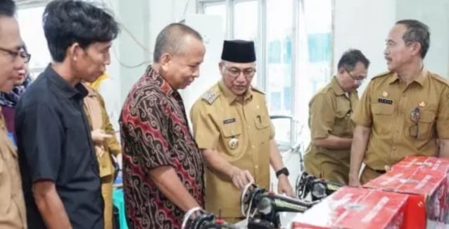 Pj Bupati Muba melihat langsung bantuan alat menjahit bagi para UMKM di Kota Sekayu, Senin (21/8/2023). Foto : Dinkominfo Muba.