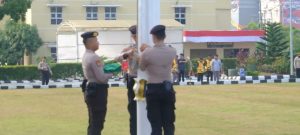 Para pengibar bendera yang menggelar gladi bersih di halaman Polda Sumsel, Rabu (16/8/2023). Foto : Sumselheadline/Ela.