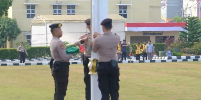 Para pengibar bendera yang menggelar gladi bersih di halaman Polda Sumsel, Rabu (16/8/2023). Foto : Sumselheadline/Ela.
