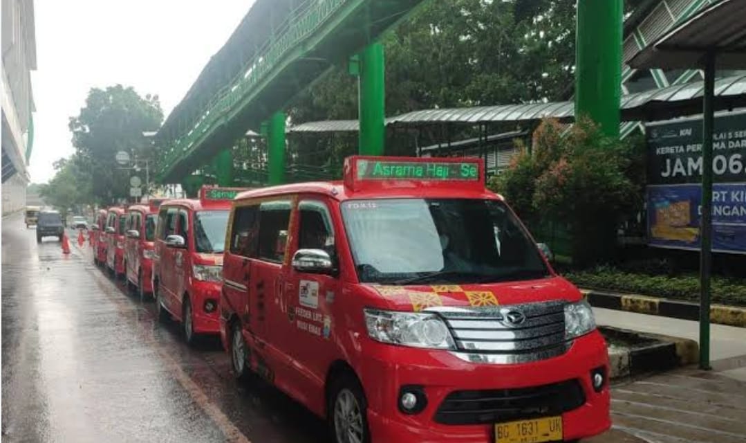Angkutan umum feeder LRT kembali beroperasional, setelah sehari sebelumnya sopir mogok tuntut gaji, Sabtu (2/9/2023). Foto : Sumselheadline/Ela