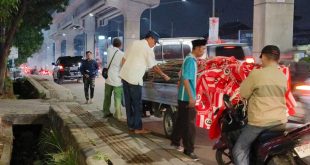 Para kader PKN Palembang memasang umbul-umbul menyambut kedatangan Ketum DPP PKN, Anas Urbanibgrum, Jumat (8/9/2023). Foto : Dok PKN