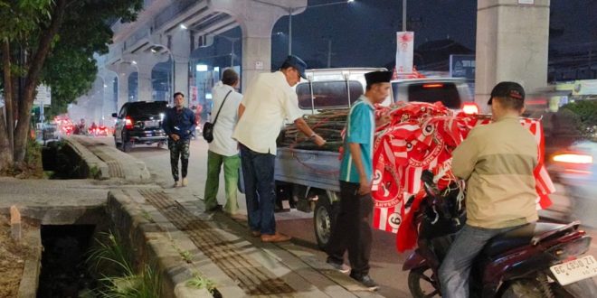 Para kader PKN Palembang memasang umbul-umbul menyambut kedatangan Ketum DPP PKN, Anas Urbanibgrum, Jumat (8/9/2023). Foto : Dok PKN