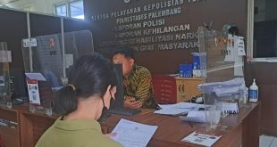 Meta malapor ke Polrestabes Palembang karena sering dianiaya suaminya, Sabtu (9/9/2023). Foto : Sumselheadline/Ela