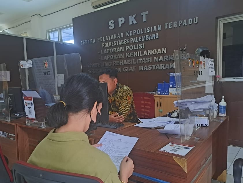Meta malapor ke Polrestabes Palembang karena sering dianiaya suaminya, Sabtu (9/9/2023). Foto : Sumselheadline/Ela