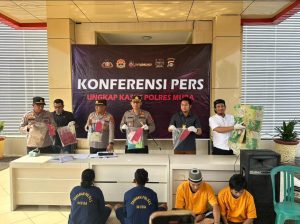 Ramini, ibu rumah tangga Desa Lais, Muba menganiaya anak angkatnya hingga tewas. Dia kini ditangkap polisi. Foto : Sumselheadline/Ela