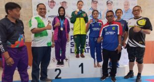 Atlet gulat Muba, Nia dan Ayu mempersembahkan medali emas pada Porprov XIV Sumsel di Lahat, Minggu (17/9/2023). Foto : Dok Pengurus Gulat Muba.
