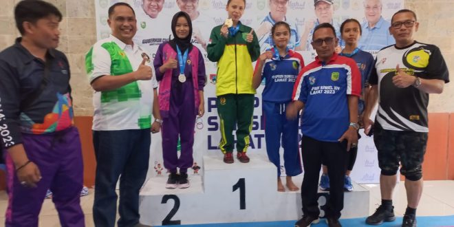 Atlet gulat Muba, Nia dan Ayu mempersembahkan medali emas pada Porprov XIV Sumsel di Lahat, Minggu (17/9/2023). Foto : Dok Pengurus Gulat Muba.