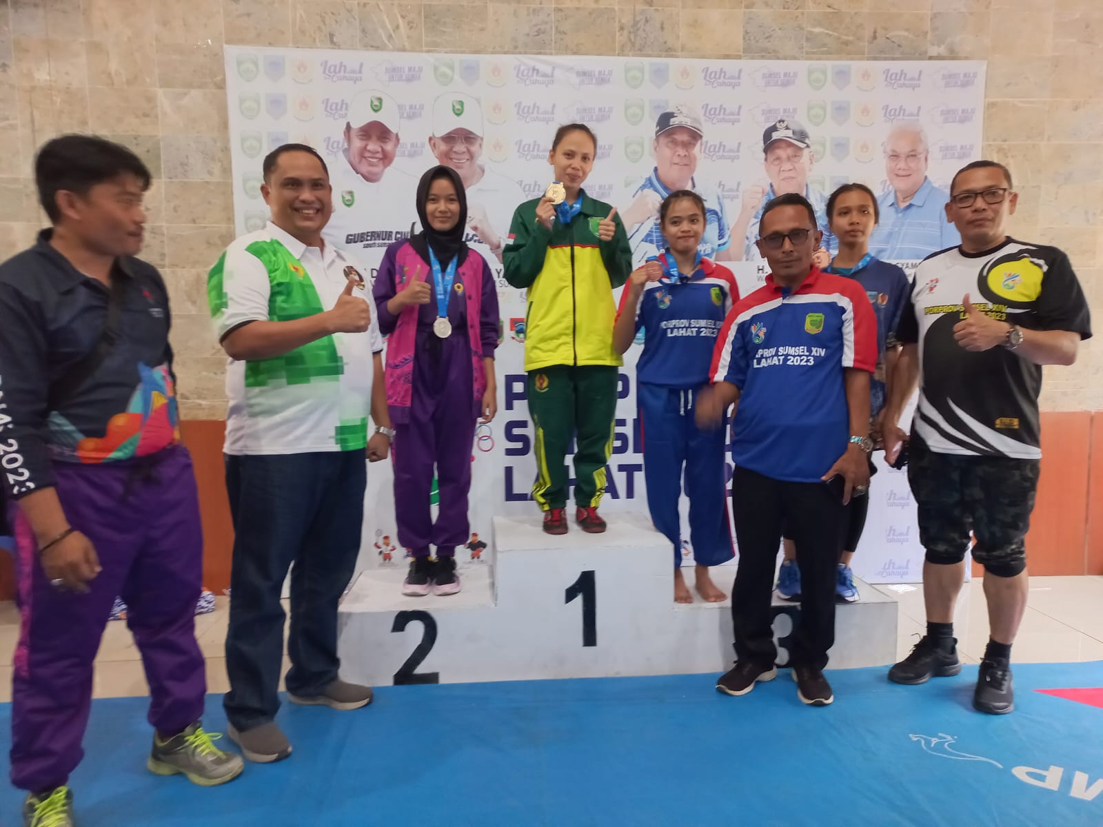 Atlet gulat Muba, Nia dan Ayu mempersembahkan medali emas pada Porprov XIV Sumsel di Lahat, Minggu (17/9/2023). Foto : Dok Pengurus Gulat Muba.