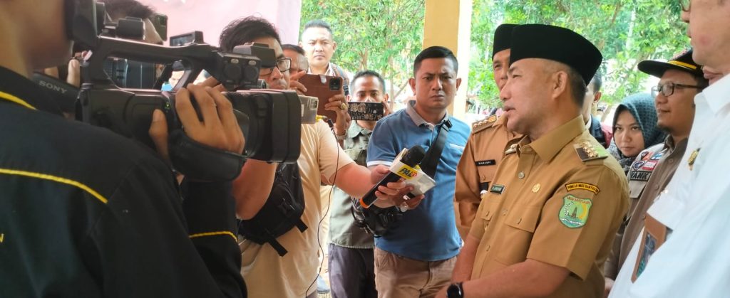 Pj Bupati Muba, Apriyadi saat diwawancarai wartawan tentang penerimaan PPPK, Selasa (19/9/2023). Foto : Dinkominfo Muba
