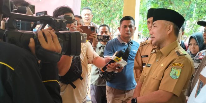 Pj Bupati Muba, Apriyadi saat diwawancarai wartawan tentang penerimaan PPPK, Selasa (19/9/2023). Foto : Dinkominfo Muba