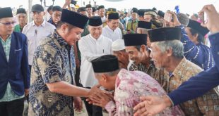Gubernur Sumsel, Herman Deru bersama Pj Bupati Muba, Apriyadi disambut hangat warga saat hadiri tabliq akbar di Sungai Lilin, Muba, Rabu (20/9/2023). Foto : Dinkominfo Muba