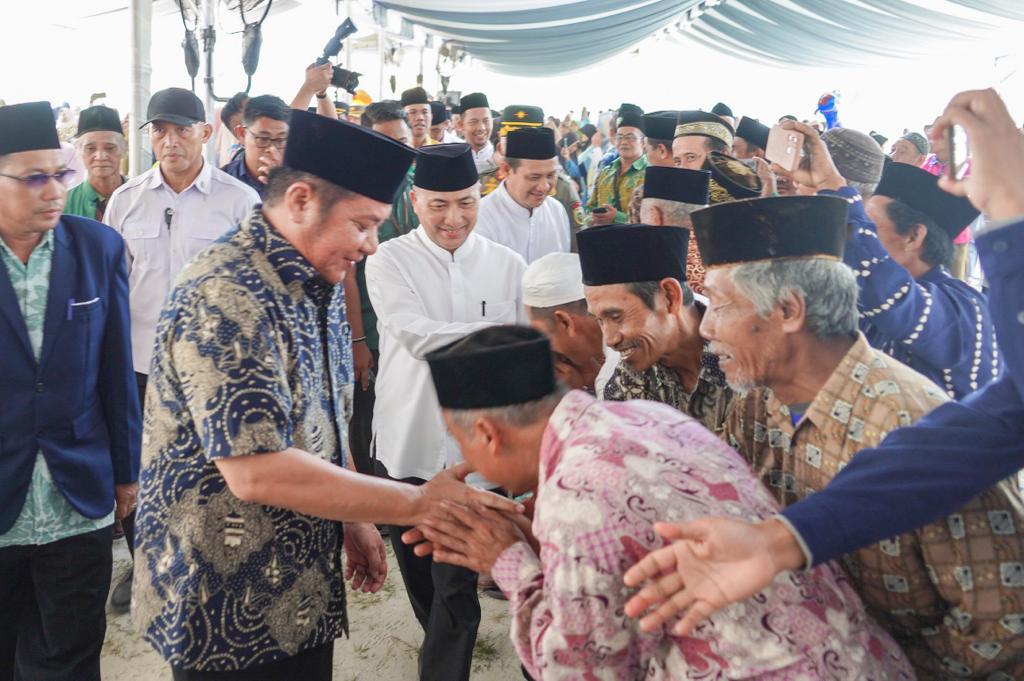 Gubernur Sumsel, Herman Deru bersama Pj Bupati Muba, Apriyadi disambut hangat warga saat hadiri tabliq akbar di Sungai Lilin, Muba, Rabu (20/9/2023). Foto : Dinkominfo Muba