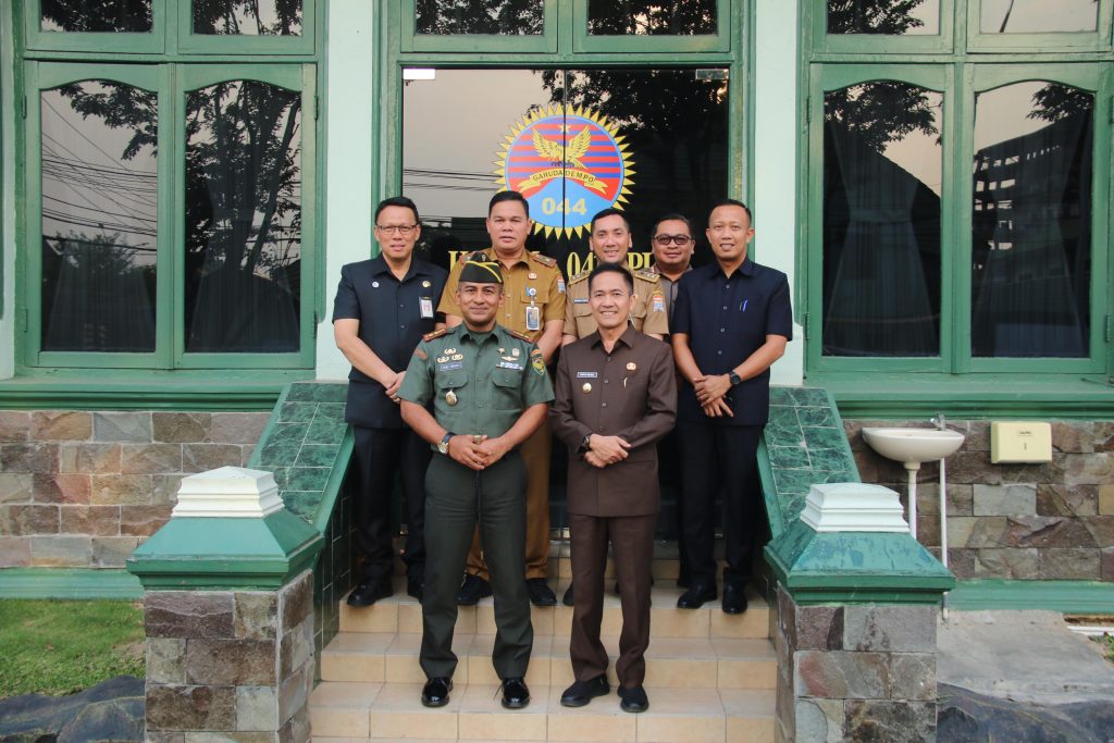 Pj Walikota Palembang, Ratu Dewa saat bersilaturrahim dengan Dandim Palembang Letkol TNI Arif Hidayat, Rabu (20/9/2023). Foto : Sumselheadline/Pitria