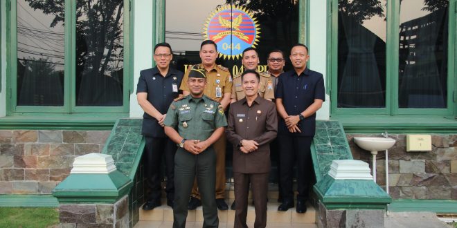 Pj Walikota Palembang, Ratu Dewa saat bersilaturrahim dengan Dandim Palembang Letkol TNI Arif Hidayat, Rabu (20/9/2023). Foto : Sumselheadline/Pitria